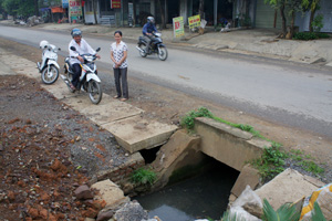 Nhiều năm qua, ở hai đầu cống thoát nước ngang đường trên Quốc lộ 12B, đoạn qua xóm Thanh Đức, xã Mãn Đức (Tân Lạc) không có nắp che, nước thải đọng lại gây ô nhiễm môi trường.