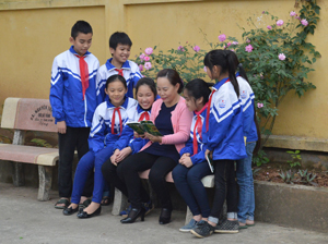 Chị Phan Thị Nhật Lệ kể chuyện về tấm  gương  đạo đức của Bác Hồ  cho học sinh  trường tiểu học  Thái Bình  (TP Hòa Bình).