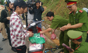 CBCS Phòng Cảnh sát điều tra tội phạm về ma túy (PC47) - Công an tỉnh phối hợp với các lực lượng chức năng kiểm tra, phát hiện đối tượng vận chuyển trái phép chất ma túy trên tuyến quốc lộ 6 - đoạn qua xã Phong Phú (Tân Lạc).