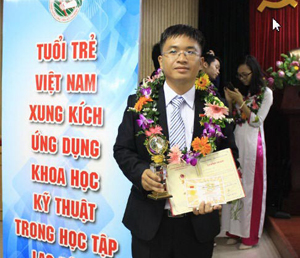 Tiến sĩ Đỗ Đình Thuấn nhận Quả cầu vàng 2015. (Ảnh do nhân vật cung cấp)