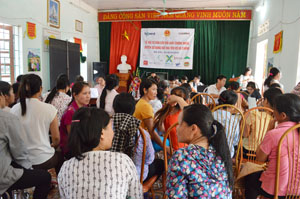 Người dân tham dự buổi tư vấn tại UBND xã Tu Lý.