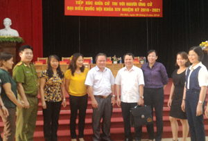 Các ứng cử đại biểu Quốc hội trò chuyện, trao đổi với cử tri huyện Đà Bắc.