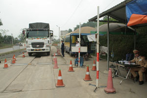 Lực lượng chức năng tăng cường kiểm tra, kiểm soát hoạt động kinh doanh vận tải trên địa bàn xã Phú Cường (Tân Lạc).  ảnh: P.V

