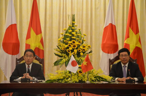 Bộ trưởng Ngoại giao Nhật Bản Kishida và Phó Thủ tướng, Bộ trưởng Ngoại giao Phạm Bình Minh tại buổi họp báo