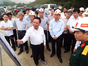 Bộ trưởng Bộ GTVT Trương Quang Nghĩa ( đứng cạnh bên trái Bí thư Tỉnh ủy Bùi Văn Tỉnh) thị sát đường Hòa Lạc-Hòa Bình.