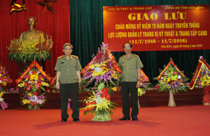 Đại tá Phạm Hồng Tuyến, Giám đốc Công an tỉnh tặng hoa chúc mừng lãnh đạo Cục Quản lý trang bị kỹ thuật và trang cấp CAND.


