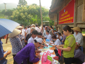 Đông đảo nhân dân xã Xuân Phong đến đăng ký khám bệnh tại Ngày hội.