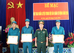 Lãnh đạo Ban chỉ huy quân sự huyện Kỳ Sơn trao giải nội dung toàn đoàn.