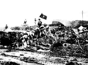 17h40’ ngày 7/5/1954, bộ đội ta đã cắm lá cờ “Quyết chiến, quyết thắng”  trên nóc hầm tướng De castres.  ảnh: T.L