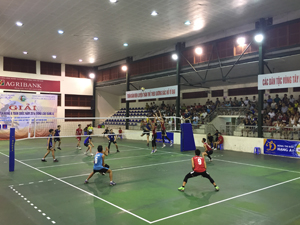 Trận thi đấu giữa đội Hà Nội (áo xanh) và Cảnh sát Cơ động  (áo đỏ) với tỉ số 3 – 2
