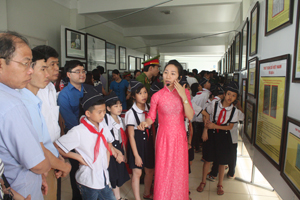 Cán bộ, nhân dân và học sinh các trường tiểu học đến tham quan triển lãm.
