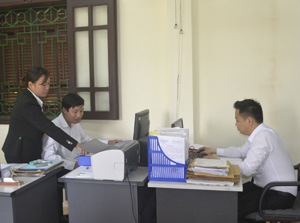 Cán bộ Ban Tổ chức Huyện ủy Cao Phong rà soát tình hình đảng viên ở cơ sở.
