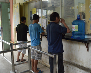 Bệnh nhân uống thuốc methadone tại cơ sở điều trị methadone thành phố Hòa Bình.
