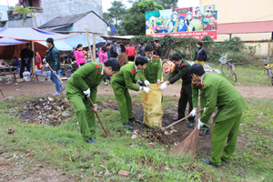 ĐVTN chi đoàn Công an huyện Tân Lạc tham gia dọn vệ sinh môi trường khu vực chợ Thanh Hối hưởng ứng Tháng Thanh niên năm 2016. 
