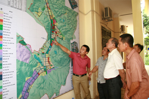 Các đại biểu xem bản đồ quy hoạch mới của thị trấn Mai Châu. 

