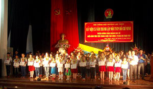 Đại diện lãnh đạo Tỉnh đoàn, huyện Lạc Thủy trao giấy khen biểu dương 75 cháu ngoan Bác Hồ tiêu biểu của huyện. 
