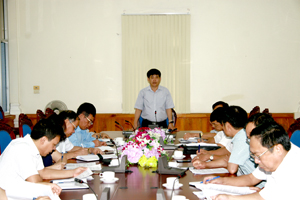 Đồng chí Nguyễn Văn Dũng, Phó Chủ tịch UBND tỉnh, Trưởng Ban Chỉ đạo sắp xếp đổi mới và Phát triển nông, lâm trường quốc doanh chủ trì cuộc họp.

