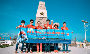 Đoàn đại biểu kiều bào Hàn Quốc (ông Lý Thừa Vĩnh, thứ ba từ trái sang và ông Trần Hải Linh, thứ ba từ phải sang) trên quần đảo Trường Sa.