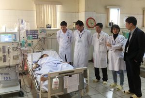 Bác sĩ Hoàng Công Trình (ngoài cùng bên trái) và lãnh đạo  Bệnh viện Đa  khoa tỉnh thăm bệnh nhân áp dụng  tiến bộ lọc máu hiện đại.
