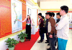 Nhân dân TP Hòa Bình thăm quan triển lãm bản đồ và trưng bày tư liệu “Hoàng Sa, Trường Sa là của Việt Nam - những bằng chứng lịch sử và pháp lý” tại Cung Văn hóa tỉnh.                        ảnh: Đ.H

