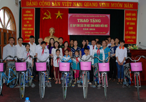 Từ quyên góp, ủng hộ, từ đầu năm đến nay, CB,CS LLVT huyện Yên Thuỷ 

đã mua 25 chiếc xe đạp tặng học sinh nghèo vượt khó.

