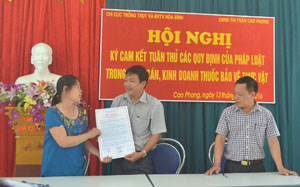 Tại hội nghị, cam kết được ký bởi 3 bên: UBND thị trấn Cao Phong - Chi cục TT&BVTV - chủ cửa hàng buôn bán thuốc BVTV trên địa bàn thị trấn Cao Phong.
