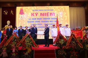 Thừa ủy quyền Chủ tịch nước, đồng chí Nguyễn Văn Quang, Phó Bí thư Tỉnh ủy, Chủ tịch UBND tỉnh trao Huân chương Lao động hạng nhất cho Sở Công Thương.  

