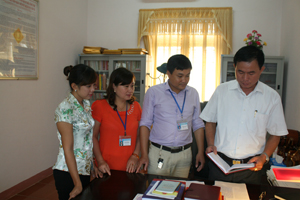 Cán bộ Đảng ủy, UBND thị trấn Kỳ Sơn (Kỳ Sơn) trao đổi tình hình phát triển KT-XH trên địa bàn.