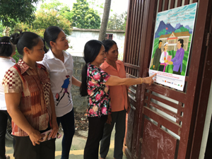 Phụ nữ xóm Tràng, xã Tu Lý (Đà Bắc) quan tâm đến thông tin liên quan đến chính sách Sổ đỏ hai tên.
