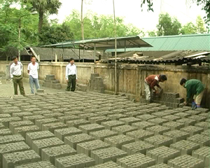 Mô hình sản xuất gạch bê tông của CCB Tạ Duy Phong, xóm Bảo Yên, xã Bảo Hiệu tạo việc làm cho con em CCB với thu nhập khoảng 4,5 triệu đồng/người/tháng.
