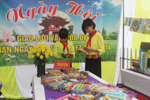 Bạn đọc đến với Ngày hội đọc sách, hưởng ứng ngày Sách Việt Nam được tổ chức tại trường tiểu học Kim Bình (Kim Bôi).