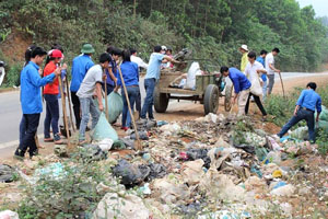 Học tập và làm theo lời Bác Hồ, ĐV-TN huyện Lạc Sơn thu gom rác thải tại xã Vũ Lâm, tích cực thực hiện các công trình, phần việc tình nguyện vì cuộc sống cộng đồng.