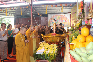 Nghi lễ niêm hương cúng dàng chư Phật trong Đại lễ Phật đản.