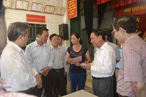 Đồng chí Bùi Văn Tỉnh, Ủy viên BCH T.Ư Đảng, Bí thư Tỉnh ủy, Chủ tịch HĐND tỉnh kiểm tra công tác chuẩn bị bầu cử tại khu 2, thị trấn Cao Phong (Cao Phong).

 


 

