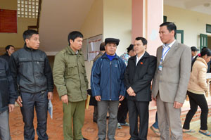 Đồng chí Nguyễn Tiến Sinh, Phó trưởng Đoàn đại bỉểu Quốc hội tỉnh khóa XIII trò chuyện với cử tri 2 xã Pù Bin, Noong Luông (Mai châu).