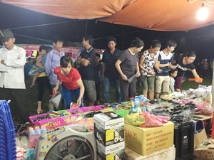 Người tiêu dùng xã vùng sâu, vùng xa huyện Lạc Thủy mua sắm tại phiên chợ hàng Việt.