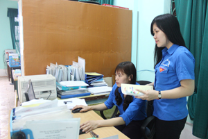 Đồng chí Đinh Thị Thúy Hòa, Bí thư Huyện Đoàn Lương Sơn  (người đứng) trao đổi nghiệp vụ cùng đồng nghiệp,  tìm giải pháp nâng cao chất lượng công tác Đoàn  và phong trào thanh, thiếu niên tại địa phương.