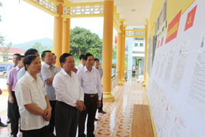 Đoàn công tác của lãnh đạo tỉnh đã trực tiếp kiểm tra công tác bầu cử tại xóm Đậu, xã Tòng Đậu (Mai Châu).