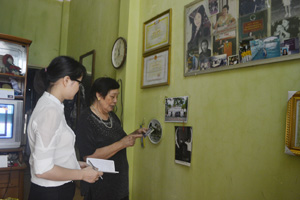 Bà Bàn Thị Kim Cúc xúc động kể với phóng viên kỷ niệm những lần được gặp Bác Hồ. ảnh: P.V

