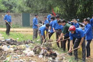 Thanh niên xã  Vũ Lâm (Lạc Sơn) tích cực hưởng ứng các hoạt động xung kích, tình nguyện góp phần xây dựng  cảnh quan  xanh - sạch - đẹp.
