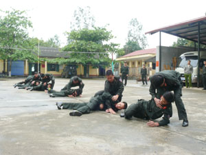 Chiến sỹ cảnh sát cơ động (Công an tỉnh) hăng say tập luyện,   sẵn sàng chiến đấu.