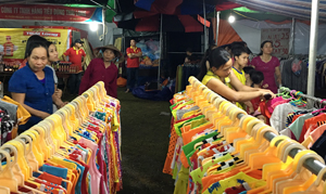 Người dân vùng đặc biệt khó khăn huyện Kim Bôi đến mua sắm tại phiên chợ Đưa hàng Việt về vùng sâu, vùng xa.