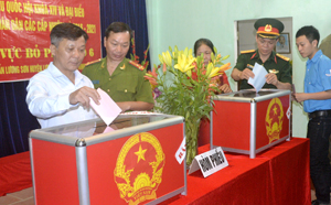 Cử tri đơn vị bầu cử số 6, huyện Lương Sơn bỏ phiếu bầu cử.