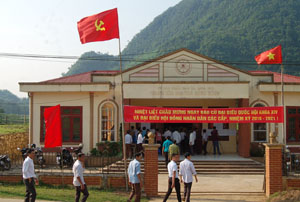 Cử tri xã Lũng Vân, huyện Tân Lạc nô nức đi bầu cử.