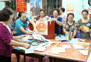 Các thành viên Tổ bầu cử khu vực bỏ phiếu số 2 phường Phương Lâm- TPHB thực hiện việc kiểm phiếu.