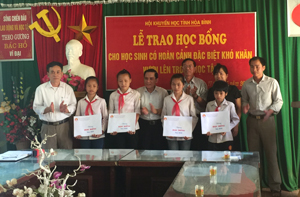 Hội khuyến học tỉnh trao học bổng cho học sinh khó khăn vươn lên học tập tại xã Định Cư (Lạc Sơn).
