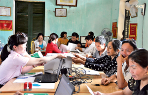 Ngân hàng Chính sách - xã hội tỉnh giải ngân các chương  trình vay vốn ưu đãi tại xã Yên Mông (TP Hòa Bình) tạo nguồn lực hỗ trợ phát triển kinh tế, xóa đói - giảm nghèo.