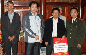 BIDV Hòa Bình và lãnh đạo Công an tỉnh tặng quà Tết năm 2013 cho bà con Mường Lọt, xã Tân Mỹ (Lạc Sơn).
