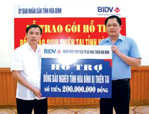 Đồng chí Bùi Văn Khánh, UVBTV Tỉnh ủy, Phó Chủ tịch UBND tỉnh tiếp nhận tiền hỗ trợ trị giá 200 triệu đồng của Ngân hàng TMCP Đầu tư và Phát triển Hòa Bình ủng hộ đồng bào khó khăn gặp thiên tai trong tỉnh đầu năm 2016.