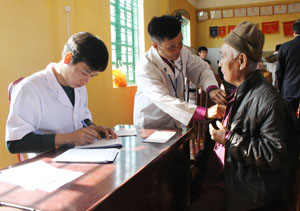 Thực hiện công tác chăm sóc người có công, bác sỹ Bệnh viện Đa khoa huyện Lạc Sơn khám bệnh, cấp thuốc miễn phí cho người có công xã Chí Đạo.